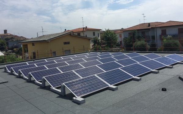 IMPIANTO FOTOVOLTAICO 10 KWP SU TETTO PIANO CON ZAVORRE IN C.A.